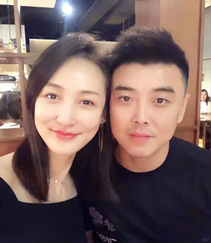 2015年，闫博雅在舞台与一男伴贴身跳舞，身为世界冠军的丈夫王皓看了，面色一沉。