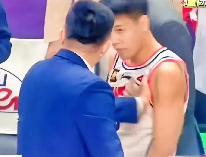 杜峰又对球员动手了，实在没法忍了，暴怒的样子挺吓人的。
在一次防守中，黄荣奇对位