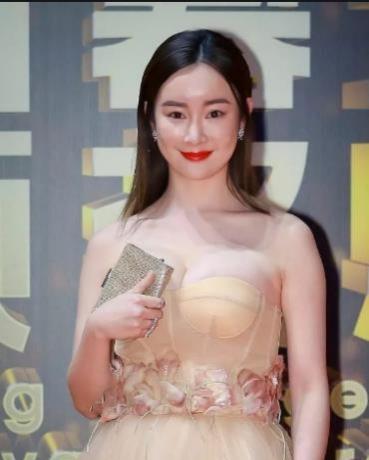 倪萍的情感波折与年龄觉醒：从自信主持到整容坦诚