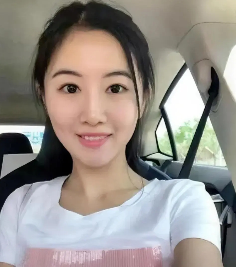 左边是人见人恨的渣女翟欣欣，右边是人见人爱的天使奶茶妹妹

翟欣欣身高1米七，体