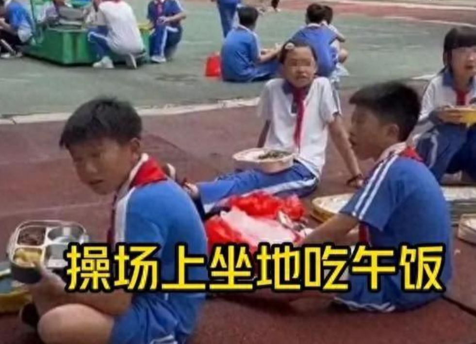 炸裂！学生不订校内餐，被轰出教室，坐地上吃饭，校长推卸责任



在深圳这座繁华