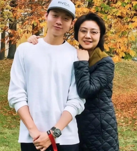李胜素和霍尊的合影，怎么看都感觉不太搭