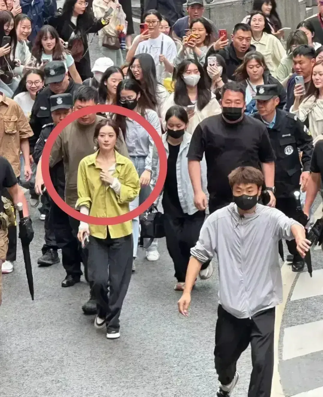 哈哈 ! 快看我碰见谁了，在街上碰到大明星，她穿的再普通，在人群中一眼就能看出来