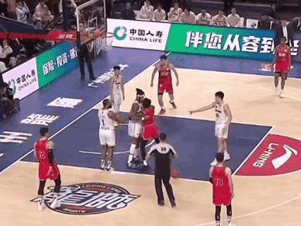 cba也是江湖，郭艾伦也讲道义！郭艾伦左右为难，莫兰德和龙狮队友涡轮抱在一起，一