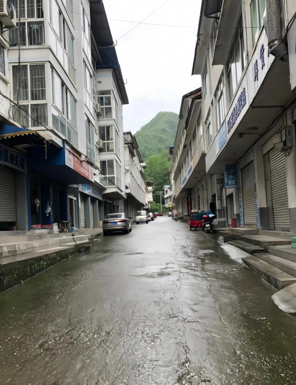 十一国庆，城乡冰火两重天∶

1.农村街道冷清，节日氛围不明显，没有红旗招展，更