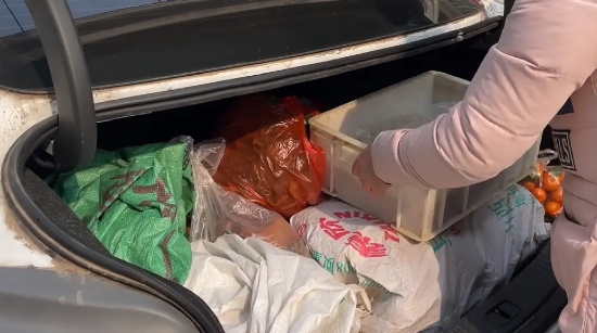 【女子初二回娘家返程后备箱被塞300斤特产】1月30日，河南洛阳。女子一家初二回