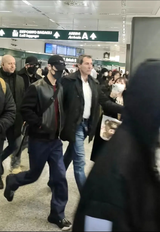 肖战已经安抵米兰啦[，一身黑色飞行员夹克非常飒，米兰机场有很多人追。

幸亏有几