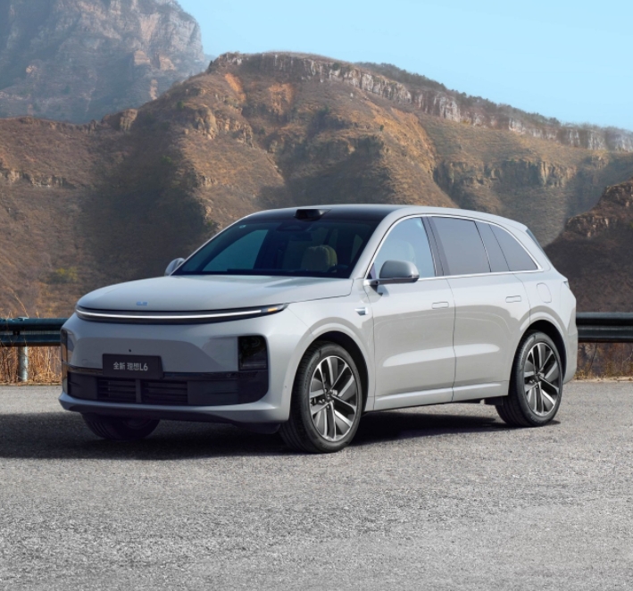 
为什么理想l6的车主非常喜欢抠车标？
这其实也怨不得车主，谁不想要个面子。而大