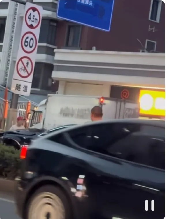 都这样了，还有人在喊取消酒驾入刑？

31日晚，在四川成都来福士附近，一辆黑色迈