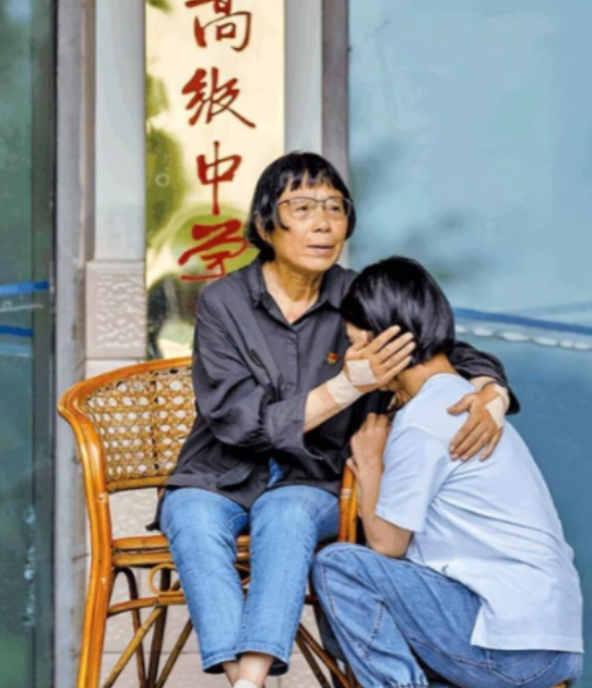 2009年，领导视察华坪女高，却看到学生吃青菜果腹、课桌和床铺也破烂不堪，风一吹