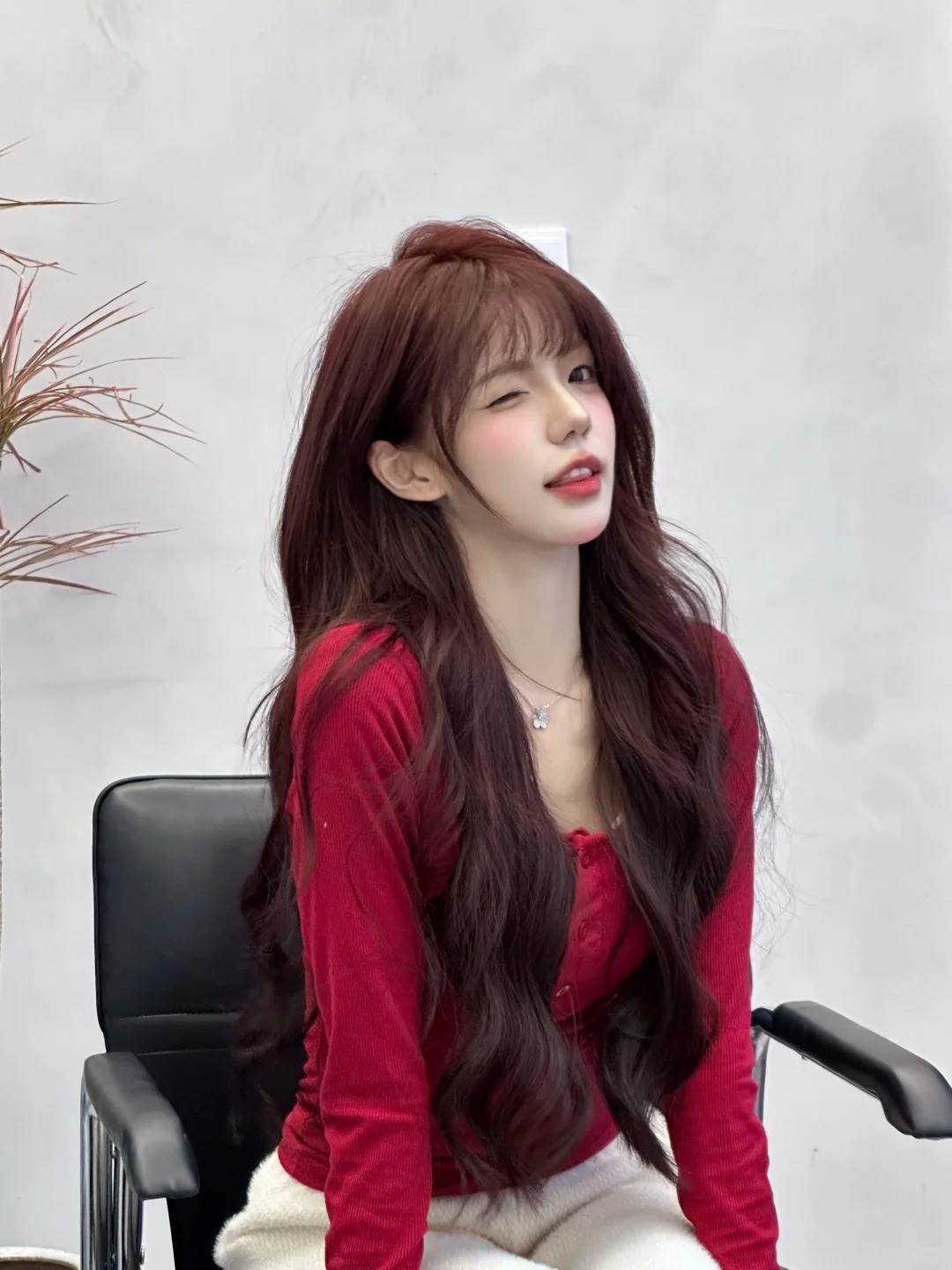 树莓红我先染了！！
新年新发色
染个树莓红去泰国过夏天噜
不用漂 染起来还是很方