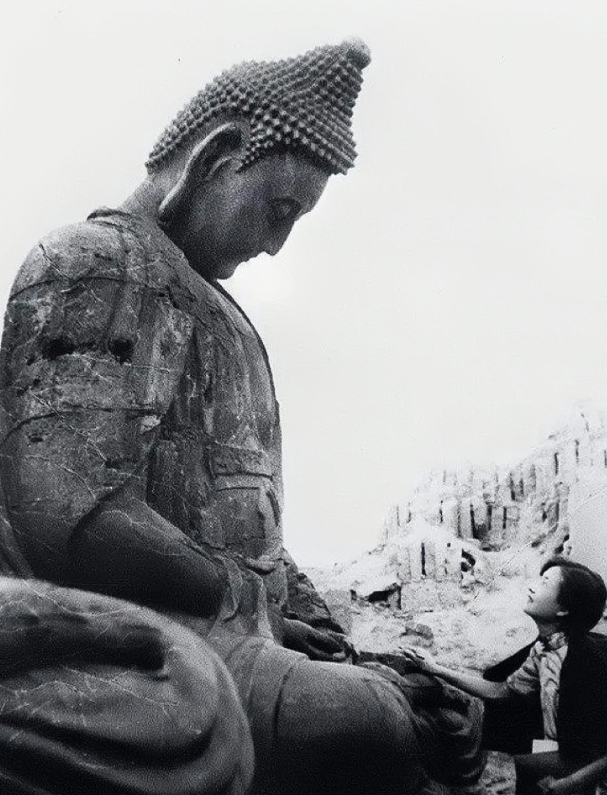 1934年，山西灵岩寺，林徽因与明代铁佛的珍贵合影，照片由梁思成所摄。镜头下，林