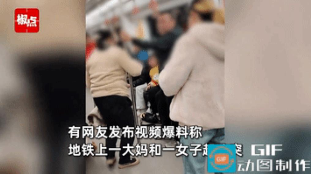 江西南昌，一女子坐地铁时疑似挤到了大妈，两人发生争执，被大妈骂得换不停。这还没完