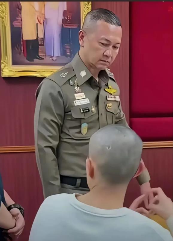 王星被泰国警方接收，而在他旁边这个人非常的不简单

此人名为吉迪拉，出生于196