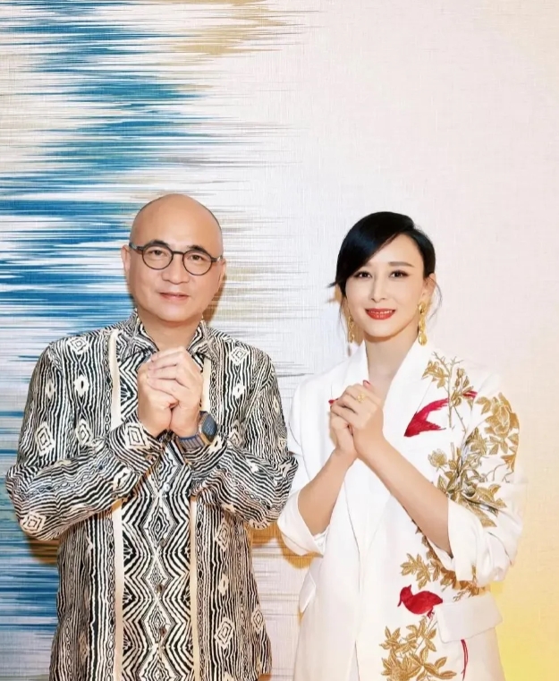 事实证明
能嫁给豪门的都不是一般人
47岁的胡静，近日和老公一起参加夫妻综艺，她