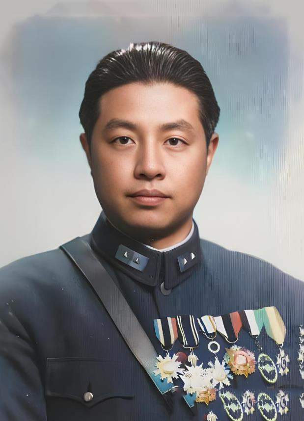 他是黄埔一期的学生，是国军中的儒将，他的孙女是让国人熟知的大明星。

照片中这位
