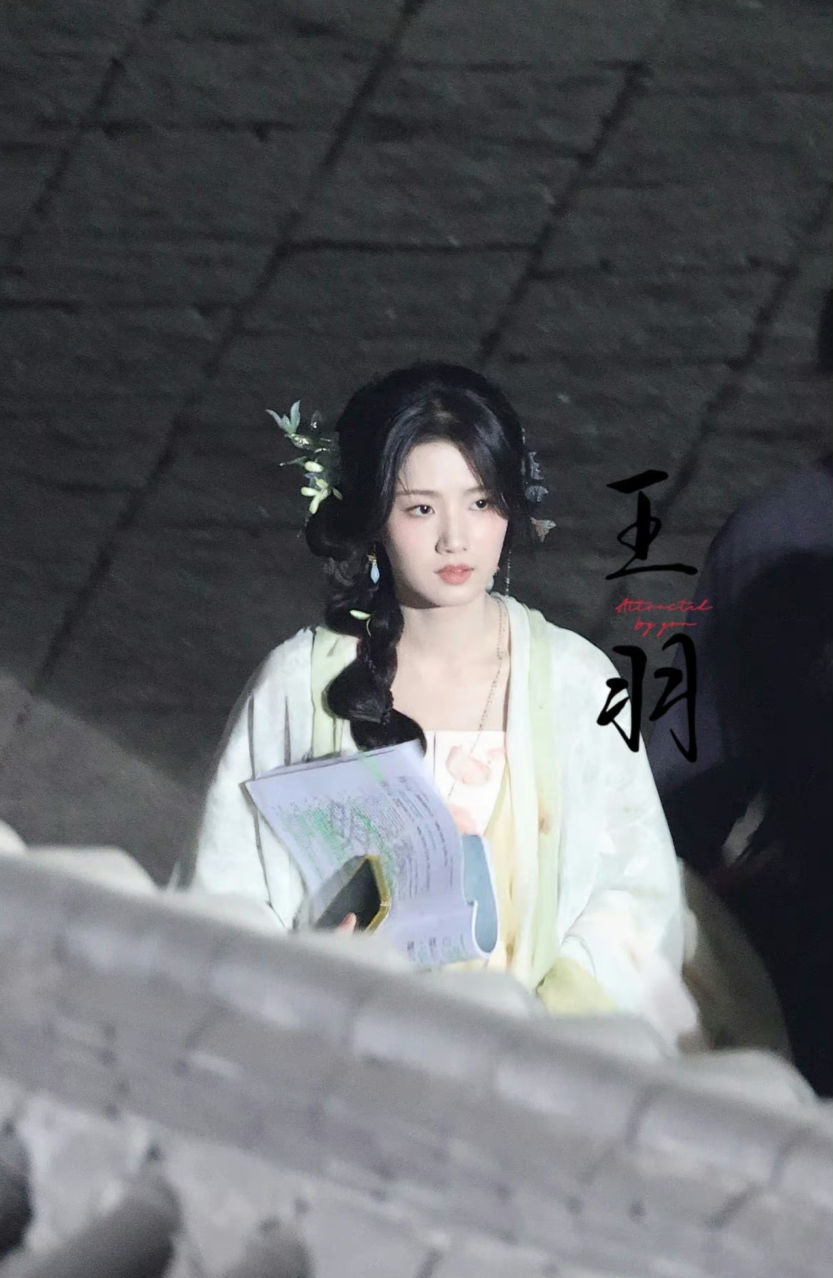 《入青云》开拍还不到两周，女主角卢昱晓的造型一套接一套，几乎每一套都是好评。
我