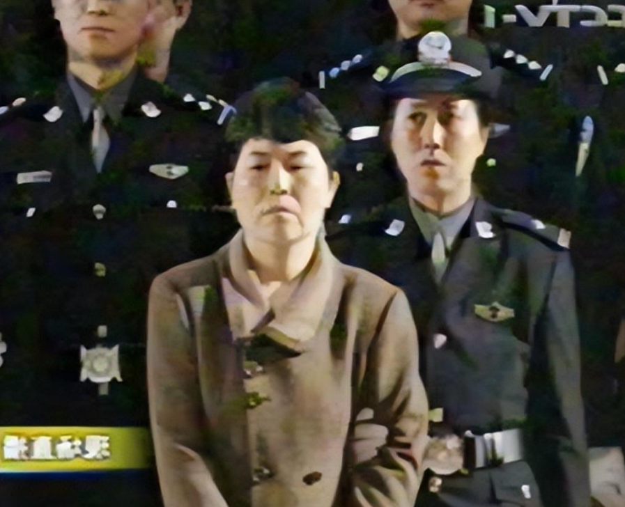 2005年，白宝山情人谢宗芬被提前释放，当狱警把她送到大门口后，她没有着急回家，