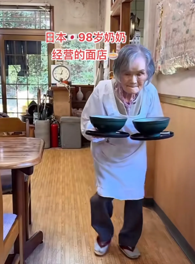 让日本98岁荞麦面仙人整破防了，搁国内让98岁老人煮面给你吃那不得咔咔折寿？这个
