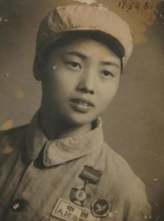 女护士朝鲜战场历险，炮弹炸瞎双眼，机智装死逃生