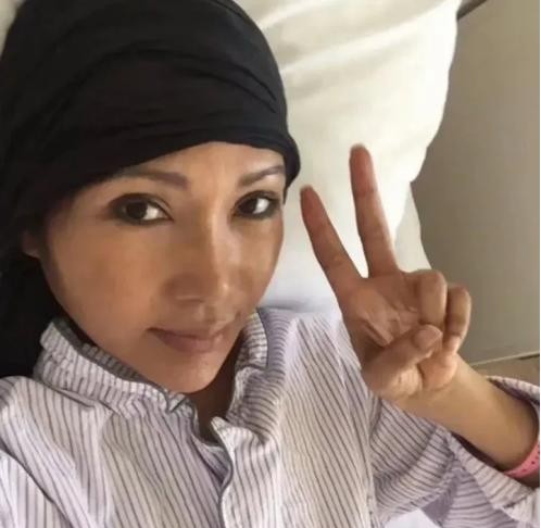 2019年，歌手张咪经历了一场生命的考验。起初，她在加拿大感到喉咙越来越不适，甚