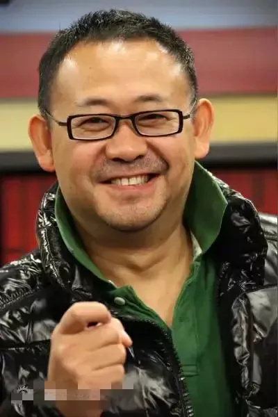 著名演员姜文和姜武同是一个妈生的，但两个人的婚恋观截然不同！

姜文是哥哥，他比