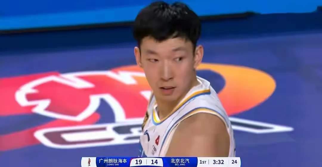 广州龙狮小伙子真不惯着周琦啊
