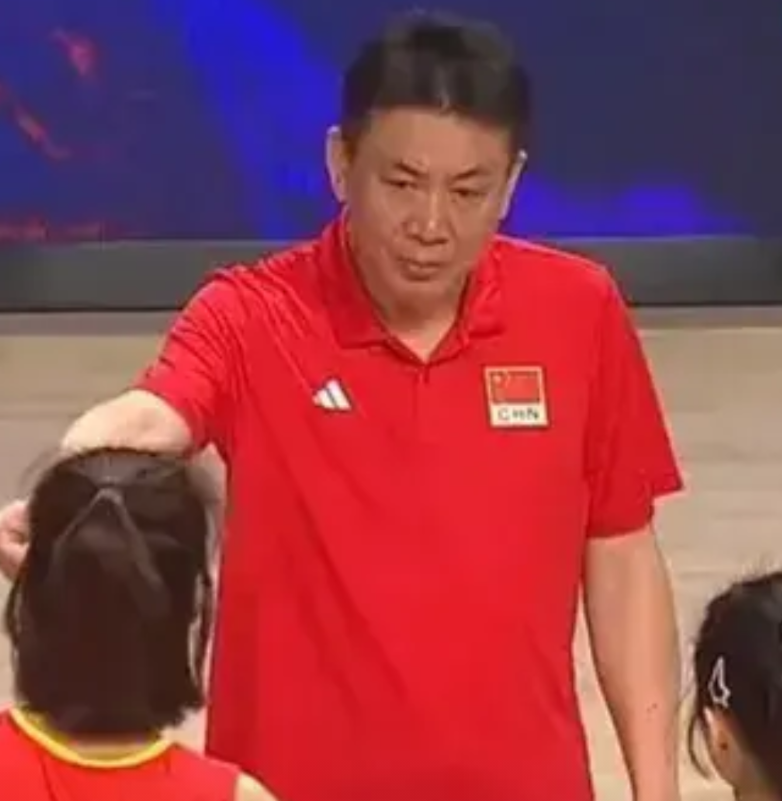 巴黎奥运会后，中国女排12名队员及主教练最该去的地方：
1、蔡斌主教练：回上海吧
