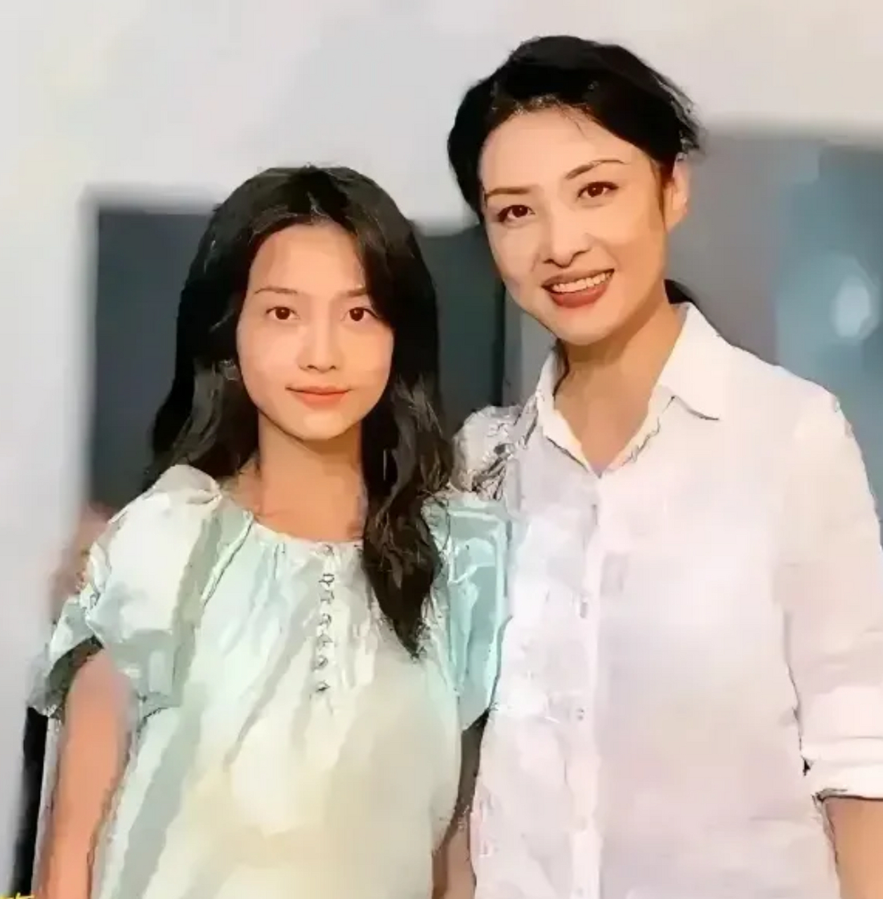 这是周涛与女儿的合影，遗传基因真强大。眼睛鼻子嘴简直是一个模子刻出来的，就连肤色