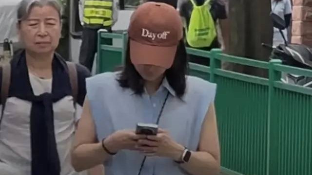 郭晶晶与妈妈现身上海接送女儿，郭妈妈衣着朴实，用1元发圈