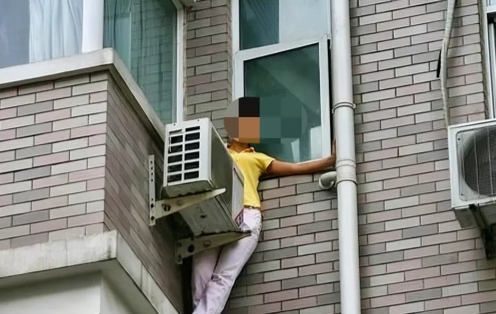 重庆巴南，民警进入二楼房间查处涉嫌卖淫嫖娼案件时，一对男女为了逃避抓捕，先后爬窗