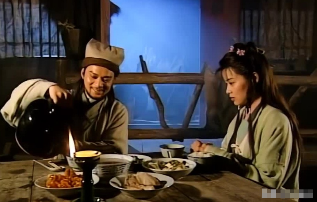 乔峰，无业游民一个，哪来的钱吃四菜一汤，还有一大坛酒？