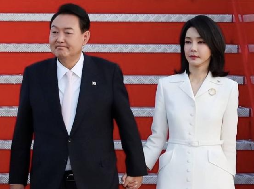 韩国总统惊魂24小时：军警对峙，尹锡悦逃过法网，文在寅意外沉默
