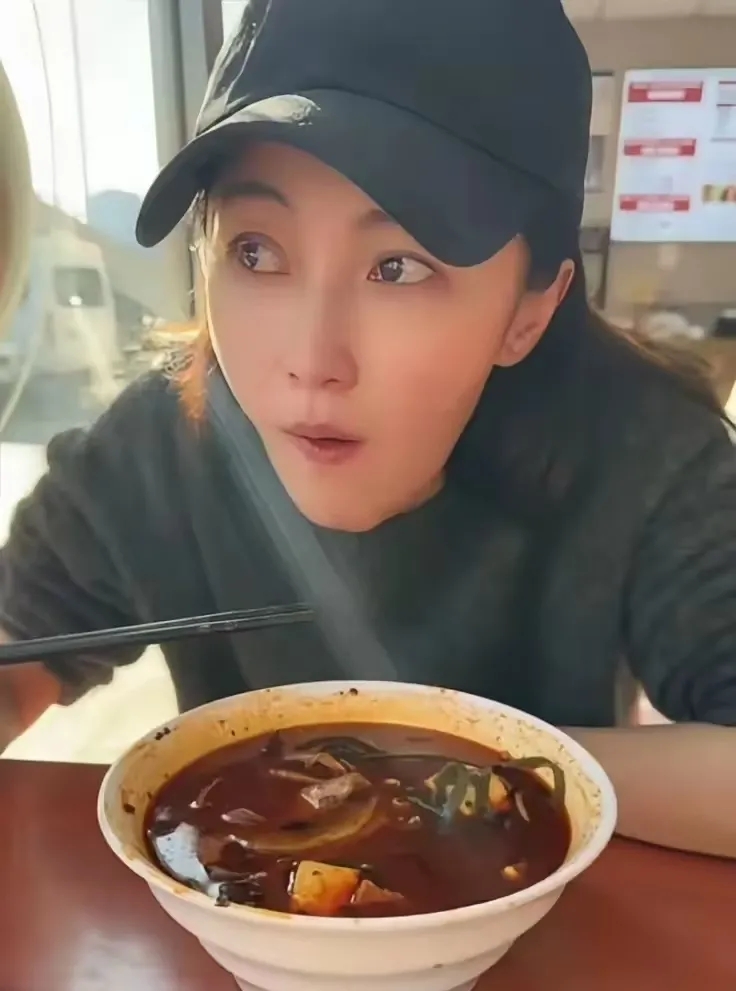 今年娱乐圈最失意的人莫过于姚笛了吧？
自从10年前，错付了一段感情之后，而后也就