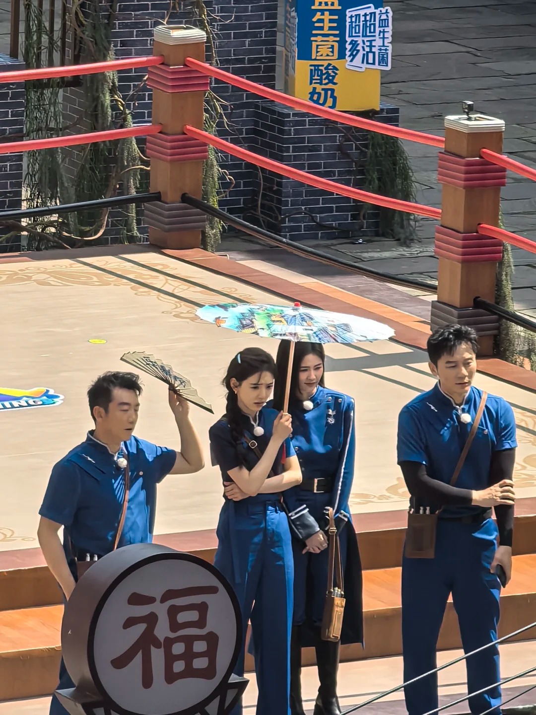 重庆磁器口跑男明星生图
来了重庆，赶上跑男录制，属实上了岁数，人根本人不全，10