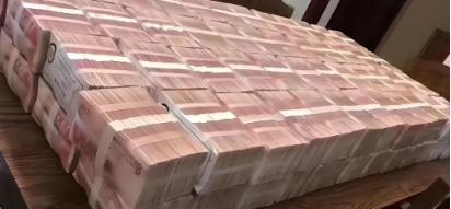 1996山东济南，一男子为独吞100万赃款，把同伙5个人砌成窗下的水泥台子，随后
