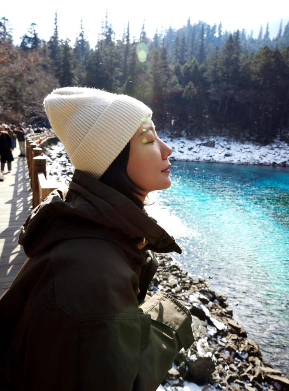 41岁的她不结婚不生娃，偶尔拍拍戏，然后旅旅游，这不她又跑到九寨沟去玩了，真正的