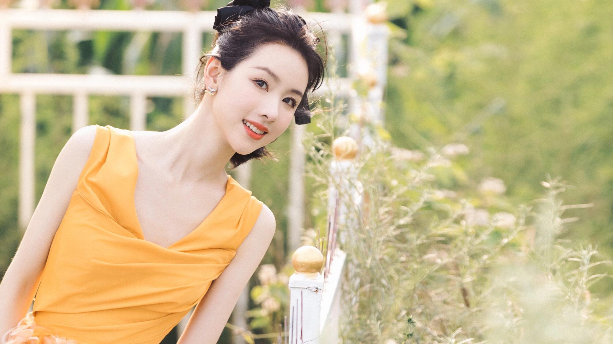 陈都灵，笑容甜美可人