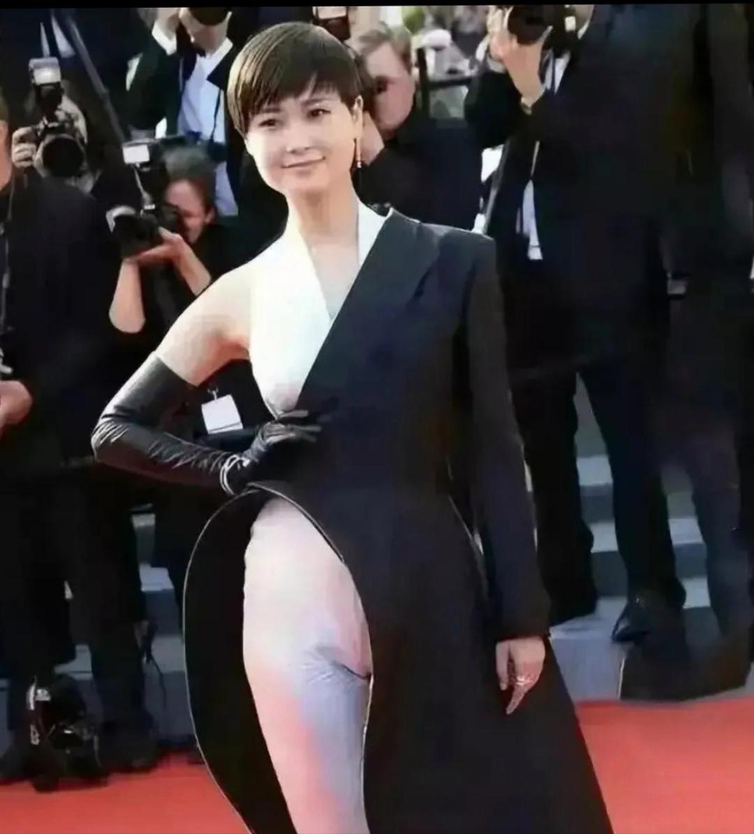 是我的错觉还是已经做出了改变呢？看着越来越有女人味了啊！不得不说只要敢穿总会有人
