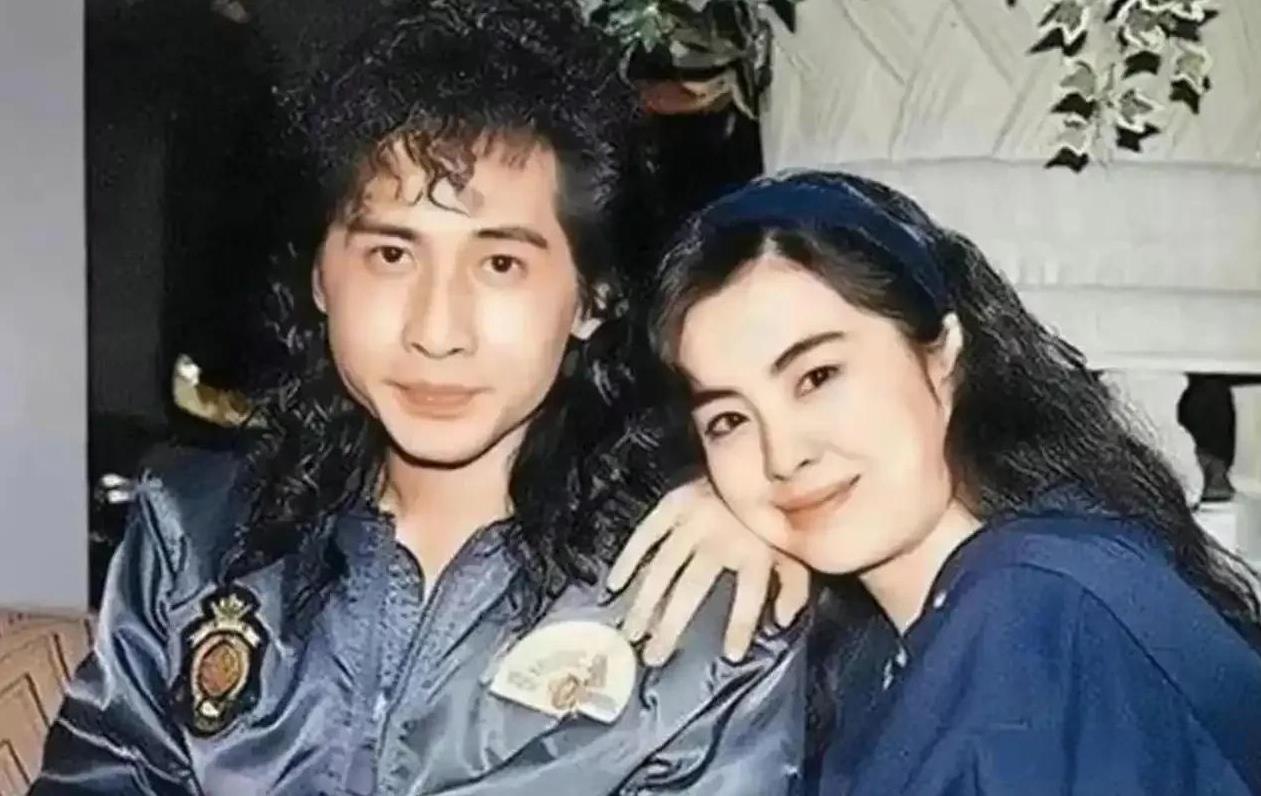 齐秦的人生简直像一部精彩的长篇故事。1983年，他和歌手方美芳相恋，很快有了爱情