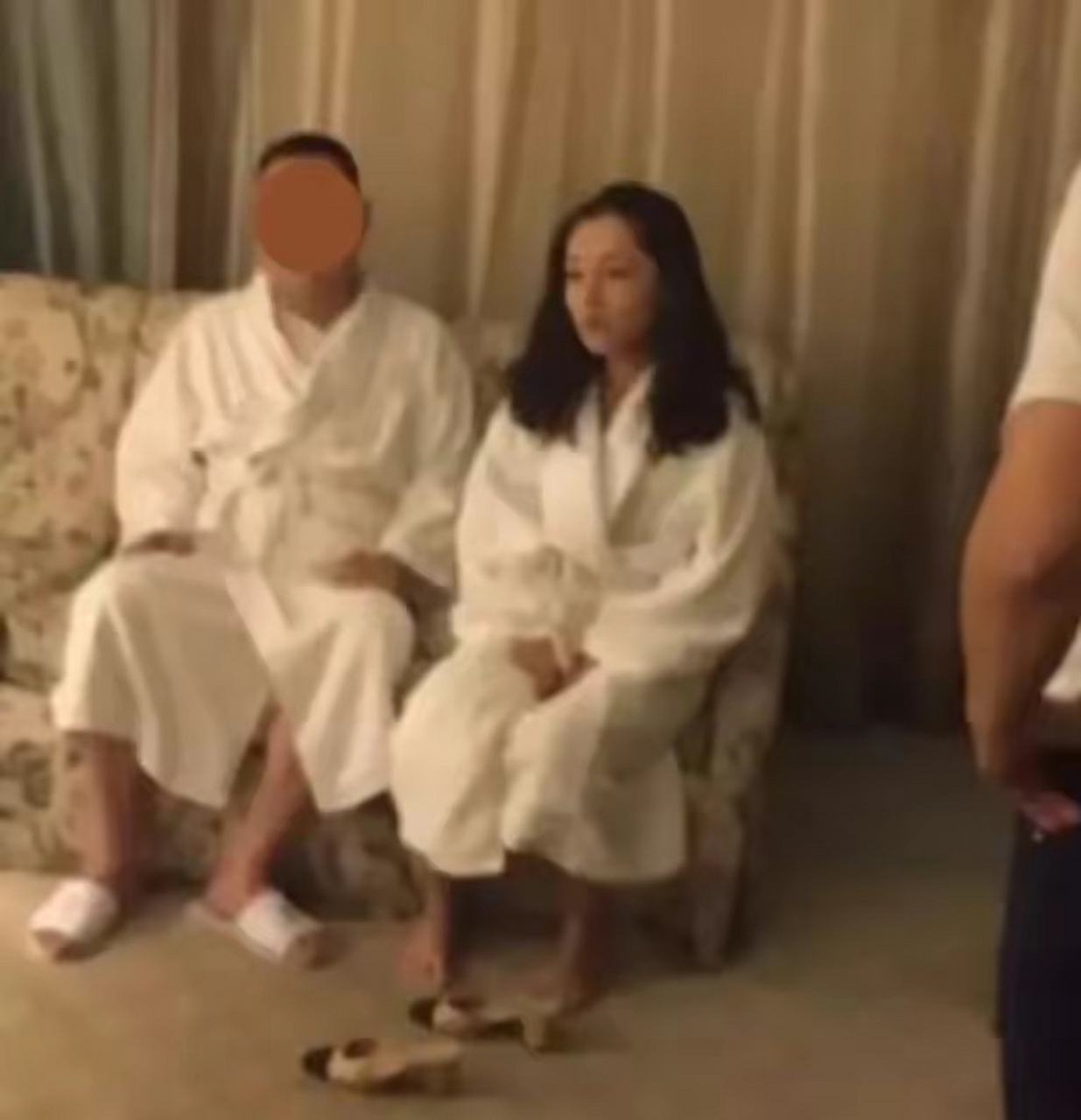 河南驻马店，一女子瞒着丈夫，与装修工人发生了关系，女子怀孕。女子只好偷偷的去医院