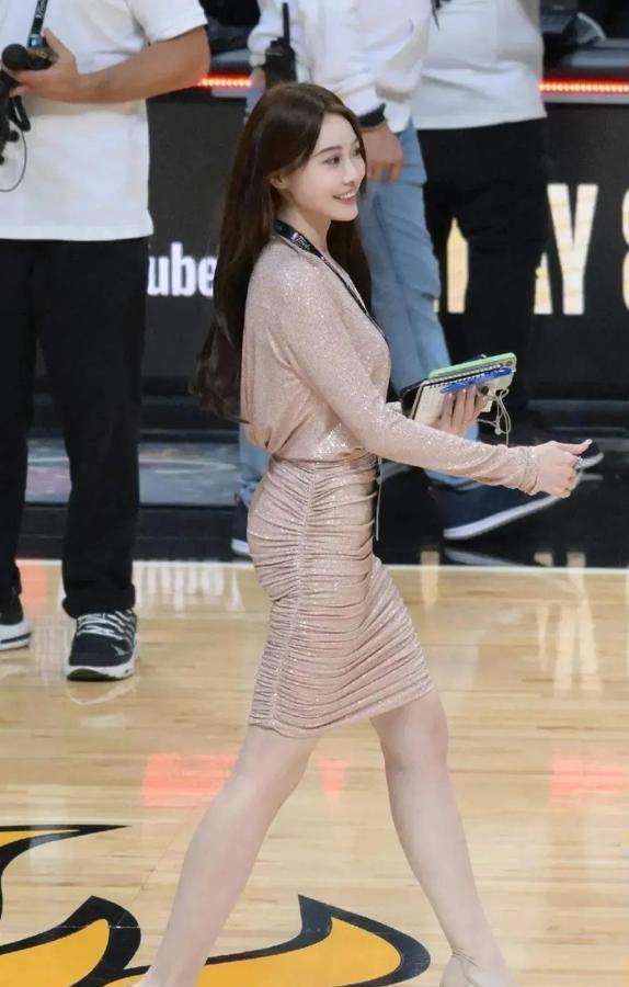 这位美女NBA记者真上热搜了！她叫孟超，长得太漂亮了！

相比美娜、小七、吴迪、