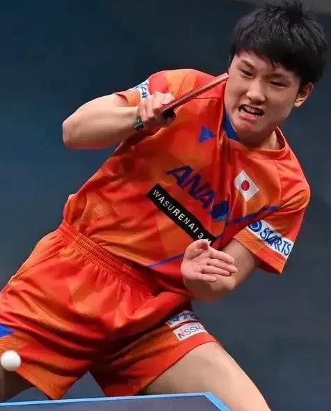 福冈总决赛林诗栋和张本智和两人打满7局，最终第七局决胜局张本11：9以两分优势险