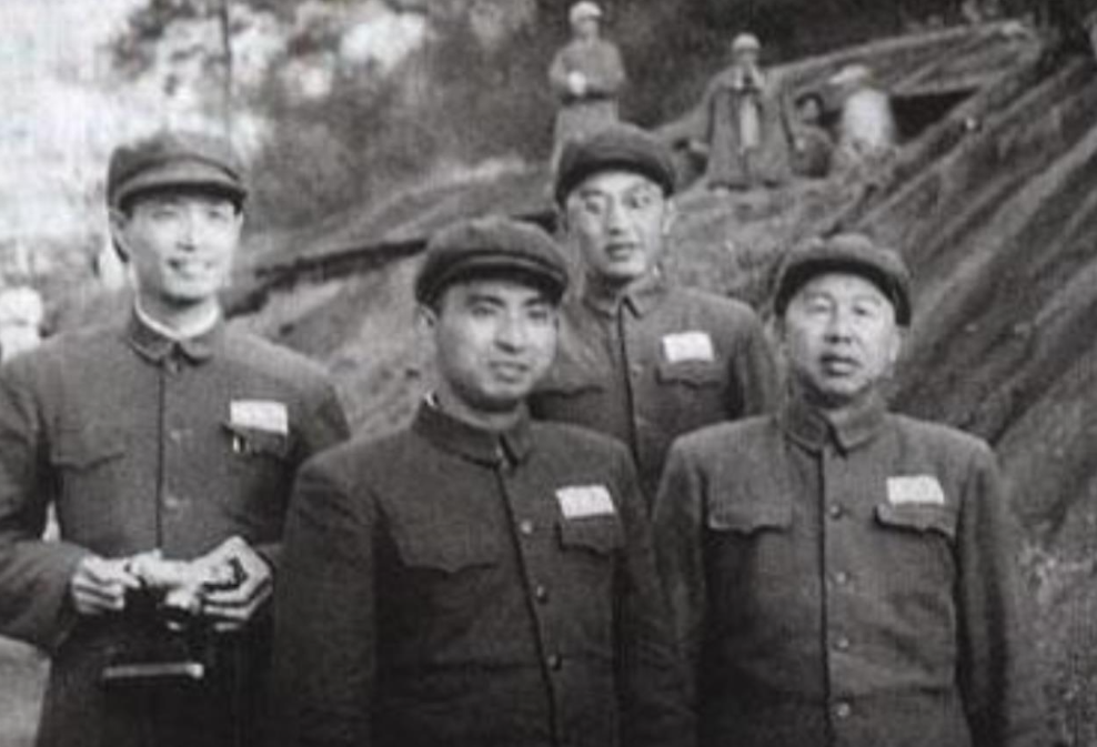 1953年，总参作战部部长张震主动请缨，来到朝鲜前线参战。进入朝鲜后，车队行进到