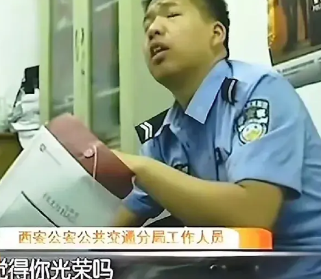 这是昨天在头条看到的一个视频，不过该事件发生在几年前。西安一出租车司机在车上捡到