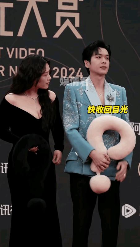 马思纯的事业线让张若昀瑟瑟发抖，其实张若昀偷瞄也没什么，这是人的本能，只不过对于
