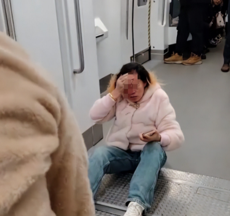 2024年12月5日，江西南昌，大妈与女子在地铁车厢内发生争执，大妈不停的用手捶