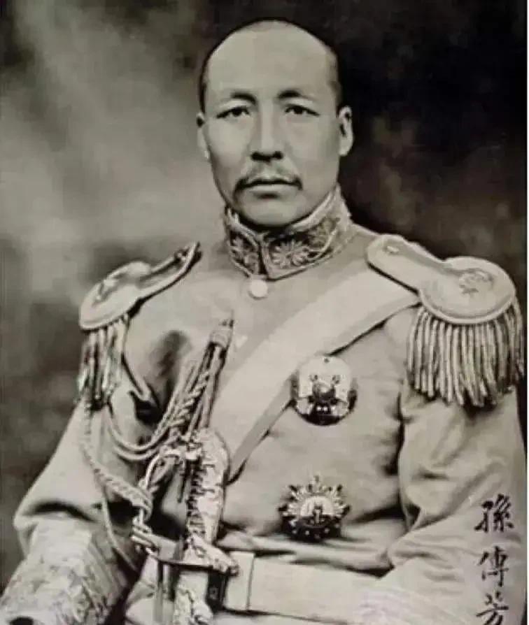 1926年，北伐军进攻武汉，吴佩孚给孙传芳连发求援电。孙传芳对亲信说：“等武汉丢