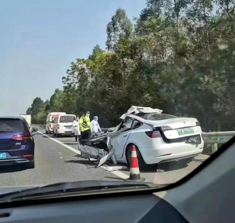特斯拉高速追尾大货车，前车门倒是打开了，但车头已经撞得稀巴烂了，120救护车也来