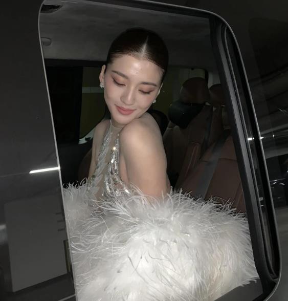 吴千语初入演艺圈便因出众外貌受关注。多年来，她在演艺道路努力前行。近日，她晒出最